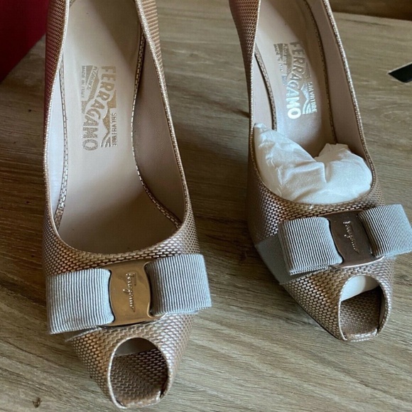 Salvatore Ferragamo Grazia Pebble Leather Bow Pumps in Champagne Silver, 10B - Picture 9 of 10